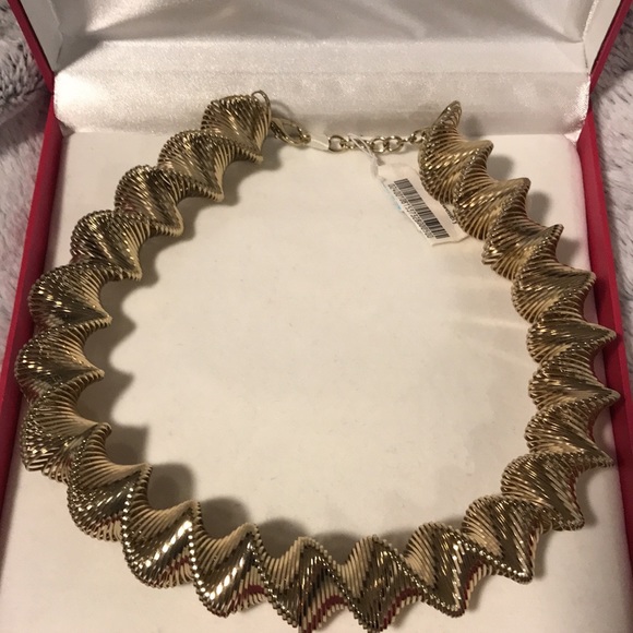 Jewelry - Statement necklace gold plated with box